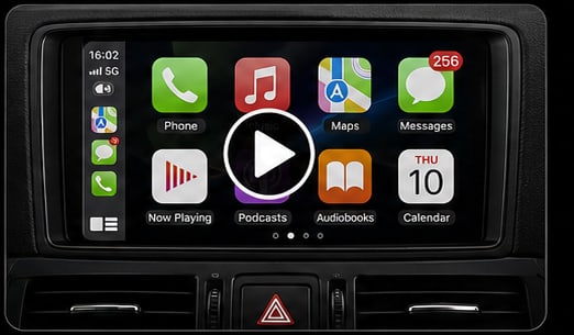 Fahrzeugdisplay mit Apple CarPlay und Play-Symbol als Sinnbild für das Installationsvideo