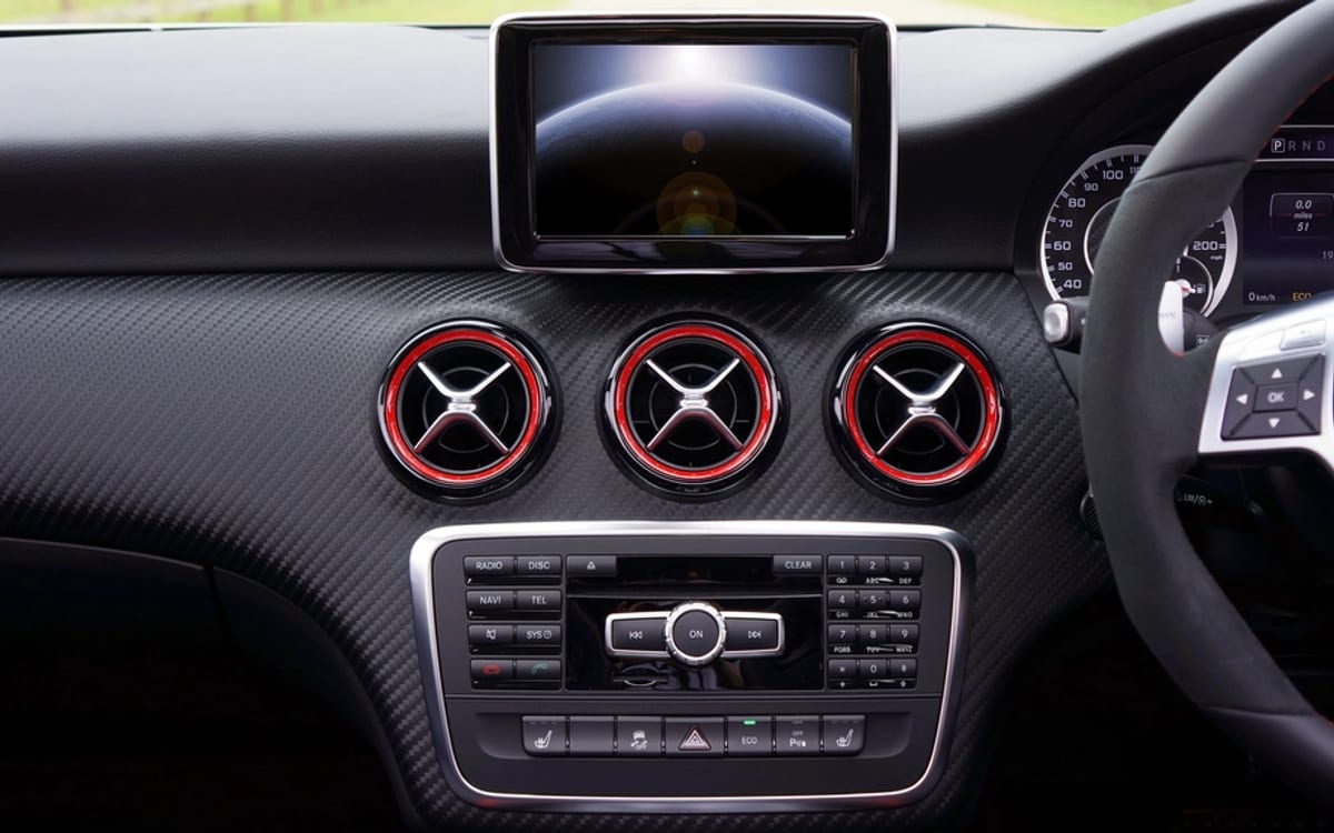 Cockpit eines modernen Fahrzeugs mit freistehendem Infotainment-Display