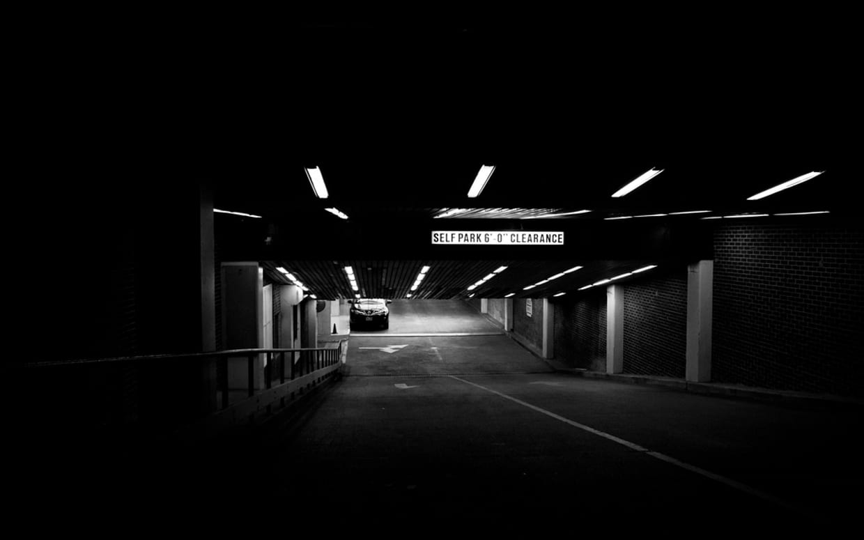 Dunkle Garage mit abgestellten Fahrzeugen
