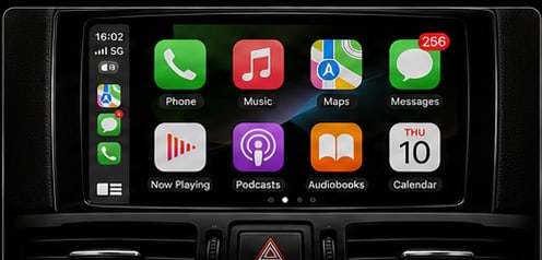 Dasselbe Display nach dem Einbau mit Apple CarPlay Oberfläche