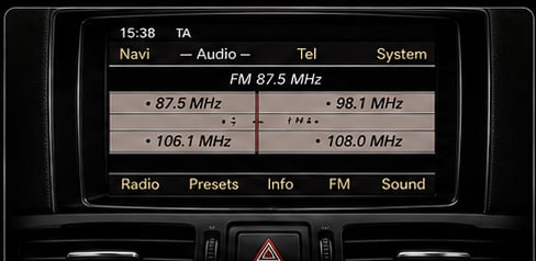 Serienmäßiges Radio-Display vor dem Einbau, klassische Senderliste